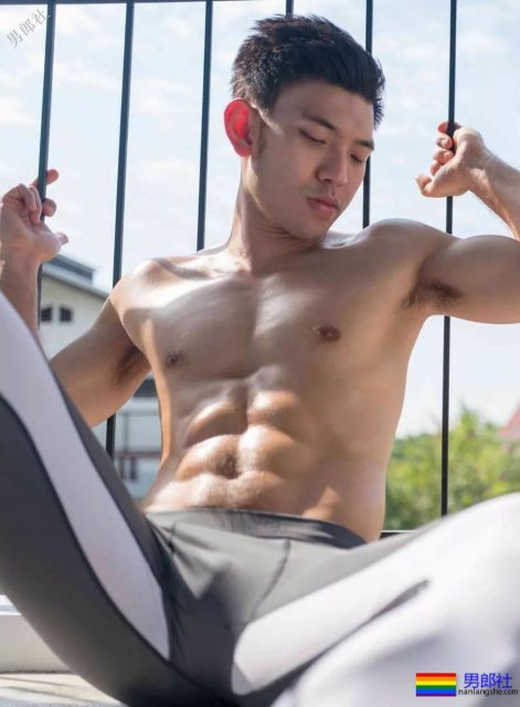 穿着紧缩裤在客厅展现6块腹肌,最后进了浴室洗澡。 - 51虹马 穿着紧缩裤在客厅展现6块腹肌,最后进了浴室洗澡。 - 51虹马