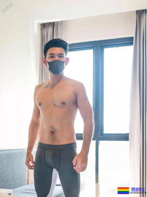 穿着紧缩裤在客厅展现6块腹肌,最后进了浴室洗澡。 - 51虹马 穿着紧缩裤在客厅展现6块腹肌,最后进了浴室洗澡。 - 51虹马