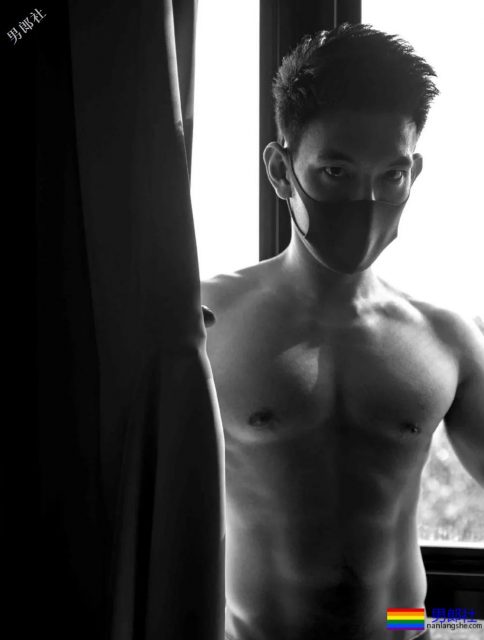 穿着紧缩裤在客厅展现6块腹肌,最后进了浴室洗澡。 - 51虹马 穿着紧缩裤在客厅展现6块腹肌,最后进了浴室洗澡。 - 51虹马