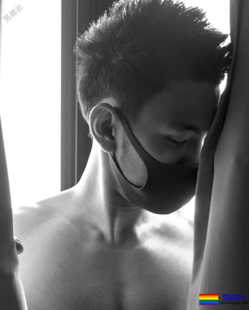 穿着紧缩裤在客厅展现6块腹肌,最后进了浴室洗澡。 - 51虹马 穿着紧缩裤在客厅展现6块腹肌,最后进了浴室洗澡。 - 51虹马