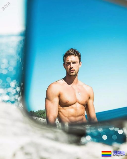 颜高条儿顺的黄金男孩，看得我都忍不住摸了一下屏幕！ - 51虹马