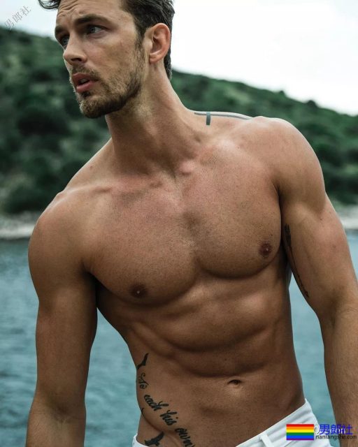 颜高条儿顺的黄金男孩，看得我都忍不住摸了一下屏幕！ - 51虹马