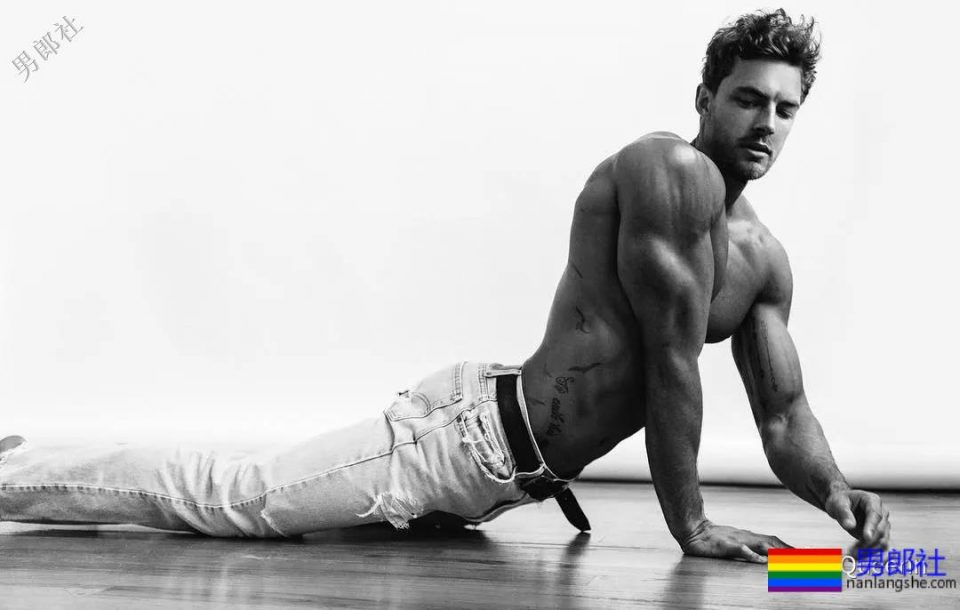 颜高条儿顺的黄金男孩，看得我都忍不住摸了一下屏幕！ - 51虹马