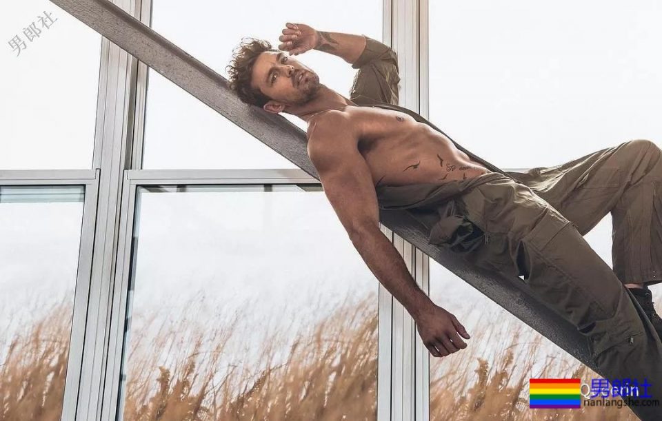 颜高条儿顺的黄金男孩，看得我都忍不住摸了一下屏幕！ - 51虹马