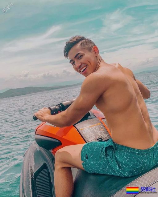 极品肌肉小狼狗，脱了上衣真撩人！ - 51虹马