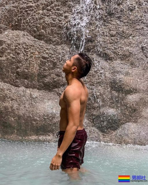 极品肌肉小狼狗，脱了上衣真撩人！ - 51虹马