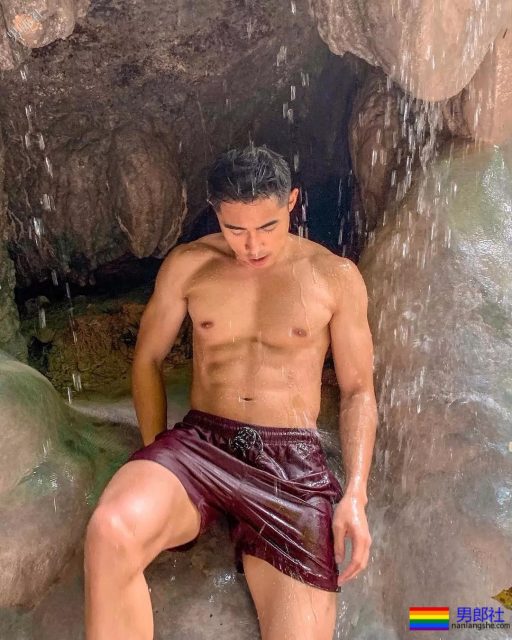 极品肌肉小狼狗，脱了上衣真撩人！ - 51虹马