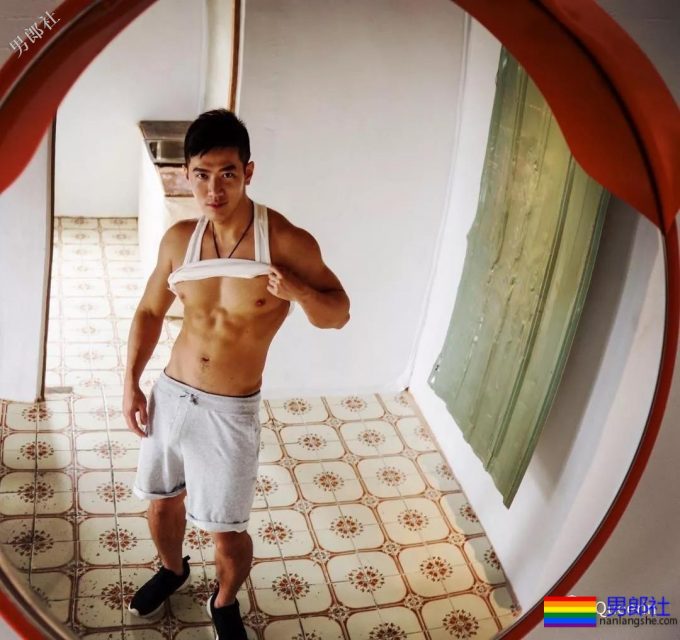 大火网剧筋肉路人甲扒到了，私照遭盗图亮点也太多！ - 51虹马