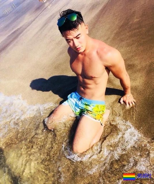 大火网剧筋肉路人甲扒到了，私照遭盗图亮点也太多！ - 51虹马