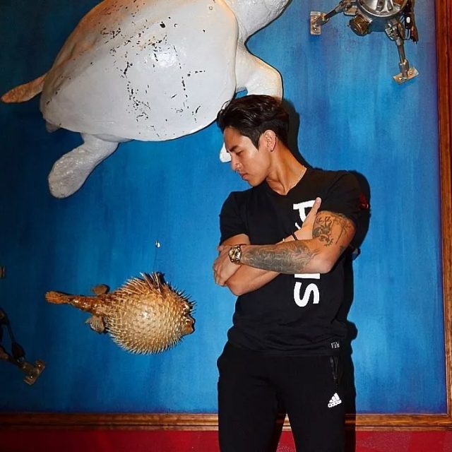 他是前韩国男团成员，坏坏的气质很吸引人！-51虹马