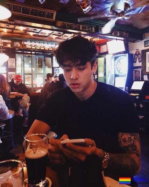 他是前韩国男团成员，坏坏的气质很吸引人！ - 51虹马