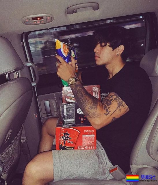 他是前韩国男团成员，坏坏的气质很吸引人！ - 51虹马