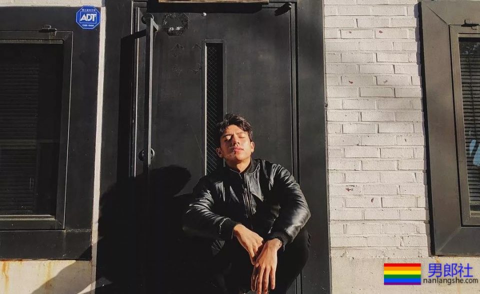 他是前韩国男团成员，坏坏的气质很吸引人！ - 51虹马