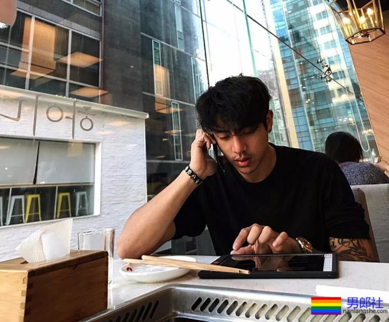 他是前韩国男团成员，坏坏的气质很吸引人！ - 51虹马