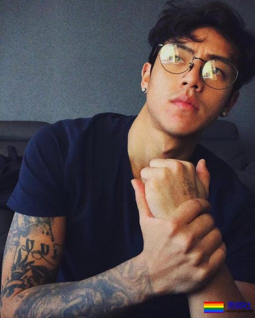 他是前韩国男团成员，坏坏的气质很吸引人！ - 51虹马