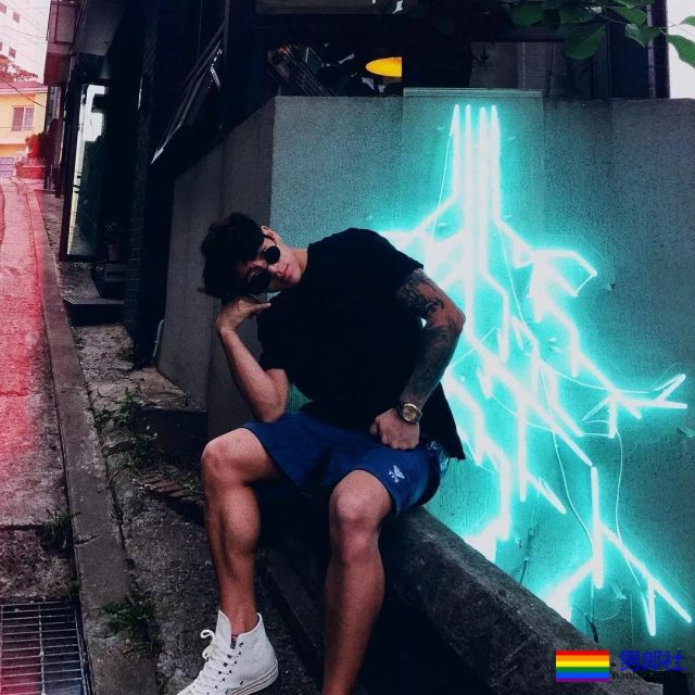 他是前韩国男团成员，坏坏的气质很吸引人！ - 51虹马