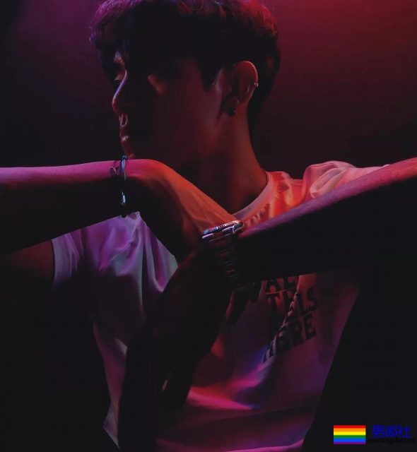 他是前韩国男团成员，坏坏的气质很吸引人！ - 51虹马