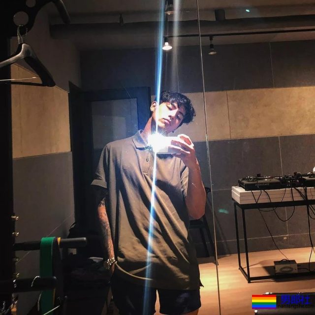 他是前韩国男团成员，坏坏的气质很吸引人！ - 51虹马