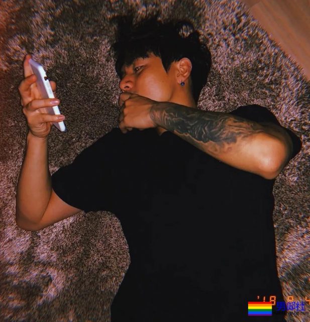 他是前韩国男团成员，坏坏的气质很吸引人！ - 51虹马