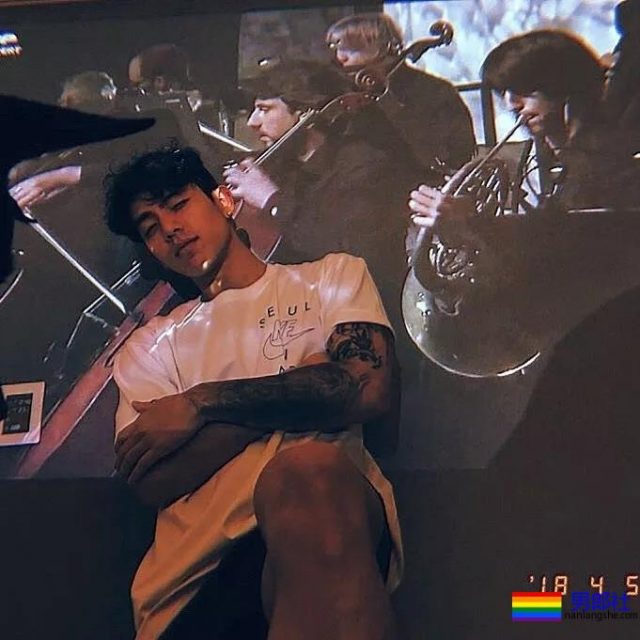 他是前韩国男团成员，坏坏的气质很吸引人！ - 51虹马