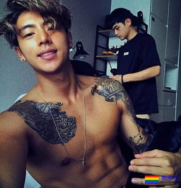 他是前韩国男团成员，坏坏的气质很吸引人！ - 51虹马