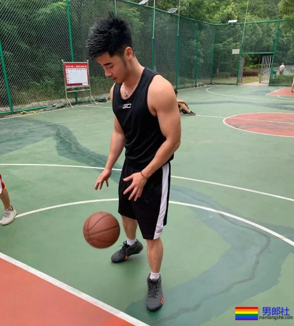 圈内名媛桥诘圣最新照片，真是越来越粗壮了！ - 51虹马