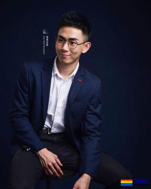 正装小狼和摄影师在酒店拔掉衬衫围上浴巾自拍，穿上短裤挡型太养眼！-51虹马