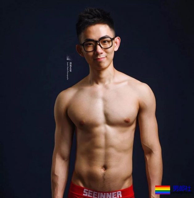 正装小狼和摄影师在酒店拔掉衬衫围上浴巾自拍,穿上短裤挡型太养眼! - 51虹马 正装小狼和摄影师在酒店拔掉衬衫围上浴巾自拍,穿上短裤挡型太养眼! - 51虹马