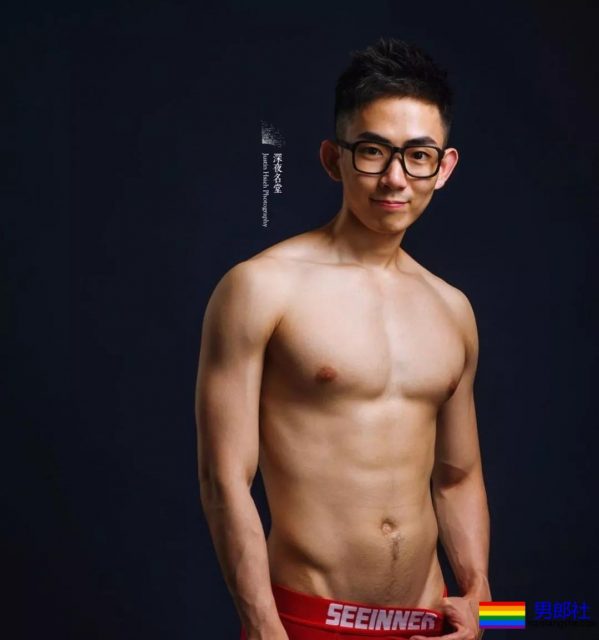 正装小狼和摄影师在酒店拔掉衬衫围上浴巾自拍,穿上短裤挡型太养眼! - 51虹马 正装小狼和摄影师在酒店拔掉衬衫围上浴巾自拍,穿上短裤挡型太养眼! - 51虹马