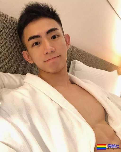 正装小狼和摄影师在酒店拔掉衬衫围上浴巾自拍,穿上短裤挡型太养眼! - 51虹马 正装小狼和摄影师在酒店拔掉衬衫围上浴巾自拍,穿上短裤挡型太养眼! - 51虹马