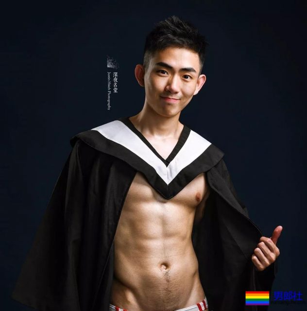 正装小狼和摄影师在酒店拔掉衬衫围上浴巾自拍,穿上短裤挡型太养眼! - 51虹马 正装小狼和摄影师在酒店拔掉衬衫围上浴巾自拍,穿上短裤挡型太养眼! - 51虹马