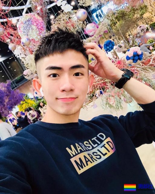 正装小狼和摄影师在酒店拔掉衬衫围上浴巾自拍,穿上短裤挡型太养眼! - 51虹马 正装小狼和摄影师在酒店拔掉衬衫围上浴巾自拍,穿上短裤挡型太养眼! - 51虹马