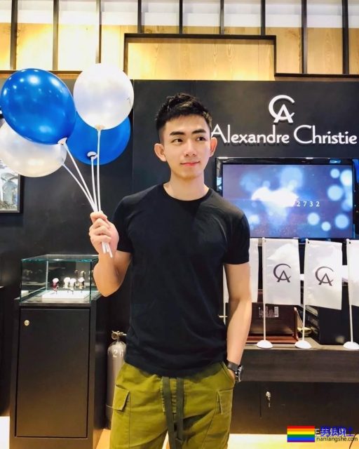 正装小狼和摄影师在酒店拔掉衬衫围上浴巾自拍,穿上短裤挡型太养眼! - 51虹马 正装小狼和摄影师在酒店拔掉衬衫围上浴巾自拍,穿上短裤挡型太养眼! - 51虹马