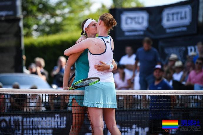 网球场上的可爱瞬间：两位对手拥抱亲吻 - 51虹马