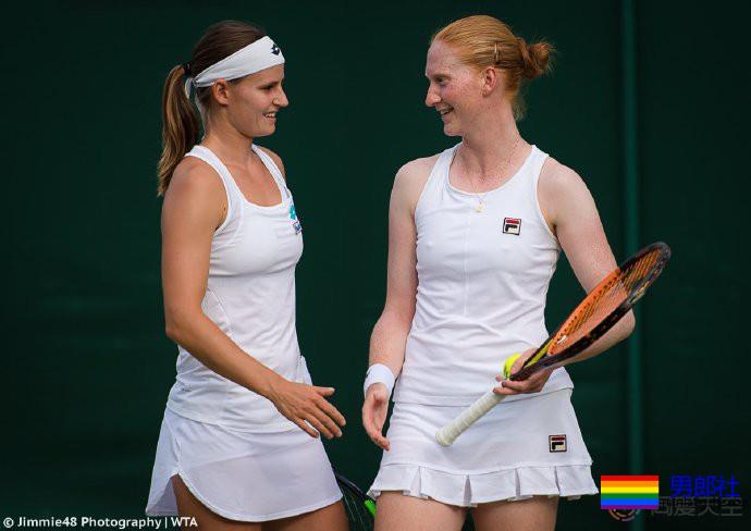 网球场上的可爱瞬间：两位对手拥抱亲吻 - 51虹马