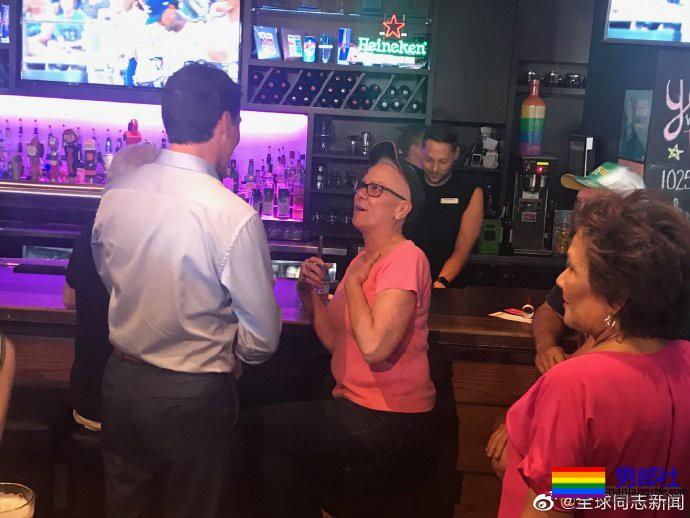 加拿大总理特鲁多光临同性恋酒吧 - 51虹马