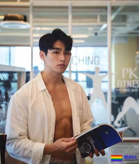 热得脱掉衣服的肌肉快递员！粗壮的身材看呆了！ - 51虹马