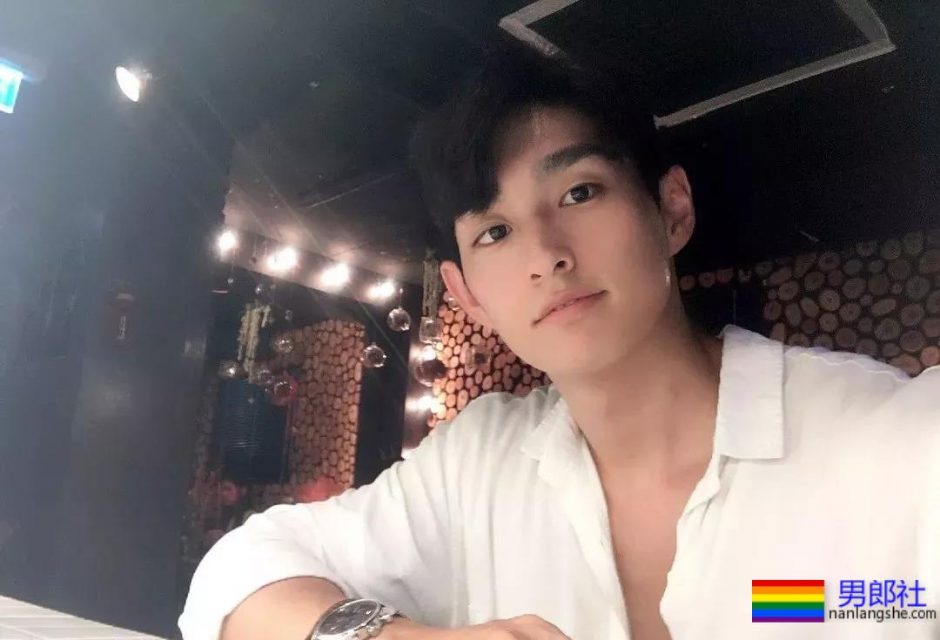 热得脱掉衣服的肌肉快递员！粗壮的身材看呆了！ - 51虹马