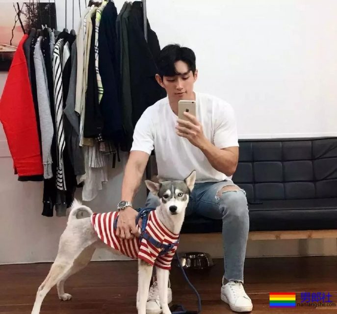 热得脱掉衣服的肌肉快递员！粗壮的身材看呆了！ - 51虹马