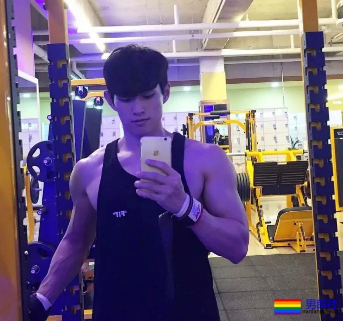 热得脱掉衣服的肌肉快递员！粗壮的身材看呆了！ - 51虹马