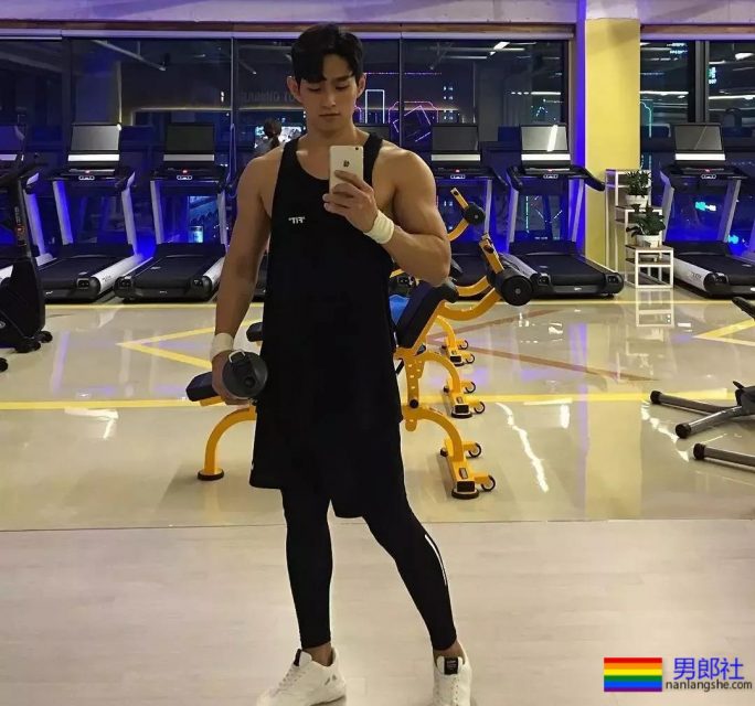 热得脱掉衣服的肌肉快递员！粗壮的身材看呆了！ - 51虹马