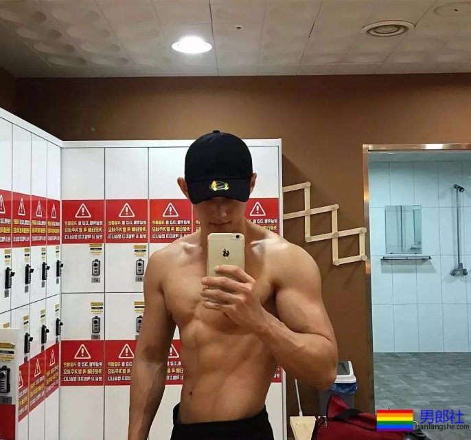 热得脱掉衣服的肌肉快递员！粗壮的身材看呆了！ - 51虹马