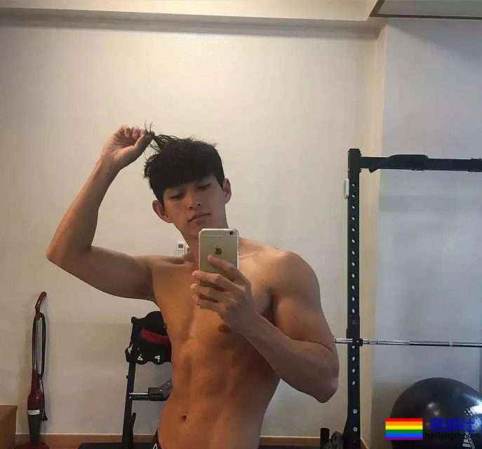 热得脱掉衣服的肌肉快递员！粗壮的身材看呆了！ - 51虹马