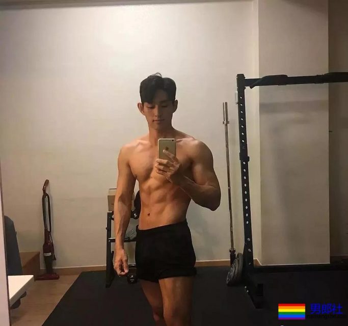 热得脱掉衣服的肌肉快递员！粗壮的身材看呆了！ - 51虹马