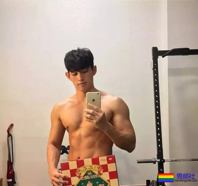 热得脱掉衣服的肌肉快递员！粗壮的身材看呆了！ - 51虹马