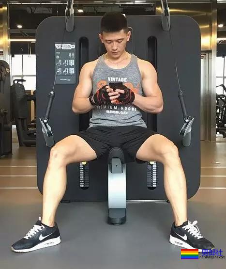 抓拍海边帅哥猛1枚！好惹眼~ - 51虹马