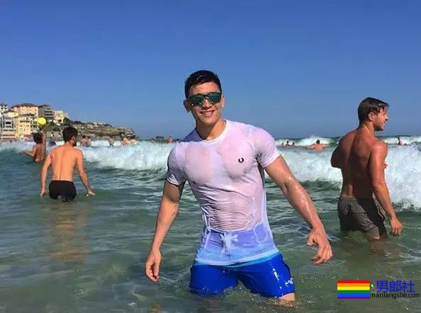抓拍海边帅哥猛1枚！好惹眼~ - 51虹马