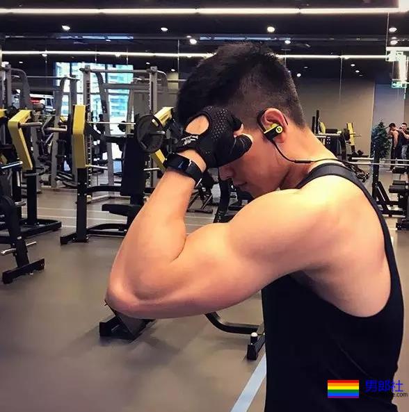 抓拍海边帅哥猛1枚！好惹眼~ - 51虹马