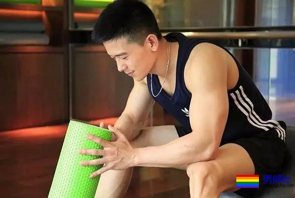 抓拍海边帅哥猛1枚！好惹眼~ - 51虹马