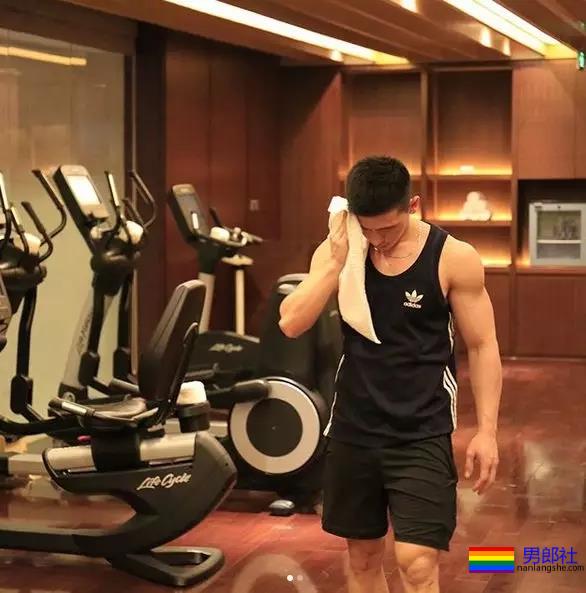 抓拍海边帅哥猛1枚！好惹眼~ - 51虹马